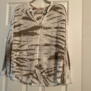 Maronie top in cream and olive green color. Light weight with slit in back.